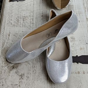 NWOT silver flats.